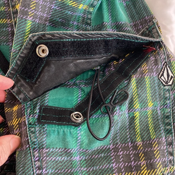 Mens Volcom 31 waist Ozzy Wrong Board shorts with two pocket closures. - Picture 5 of 7